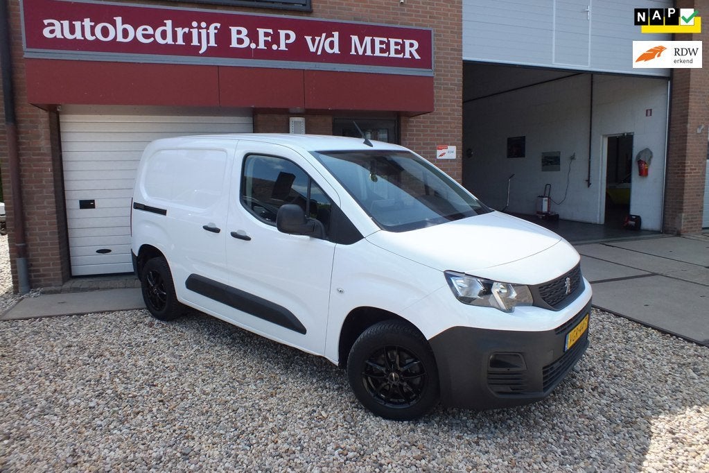 Peugeot Partner 1.5 BlueHDI Premium Navi Trekhaak, Auto's, Bestelauto's, Voorwielaandrijving, Gebruikt, 4 cilinders, Wit