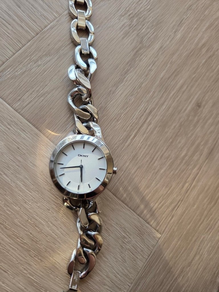 DKNY zilverkleurig armband horloge, Sieraden, Tassen en Uiterlijk, Horloges | Dames, Ophalen of Verzenden, Gebruikt, Staal, DKNY
