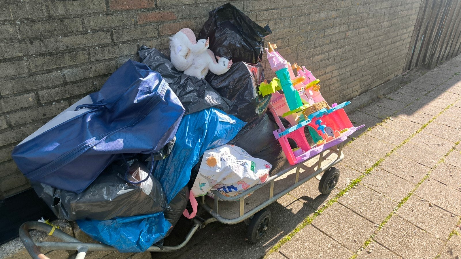 Diverse spullen op kar: speelgoed, tassen, knuffel, Ophalen, Gebruikt, Jongen of Meisje