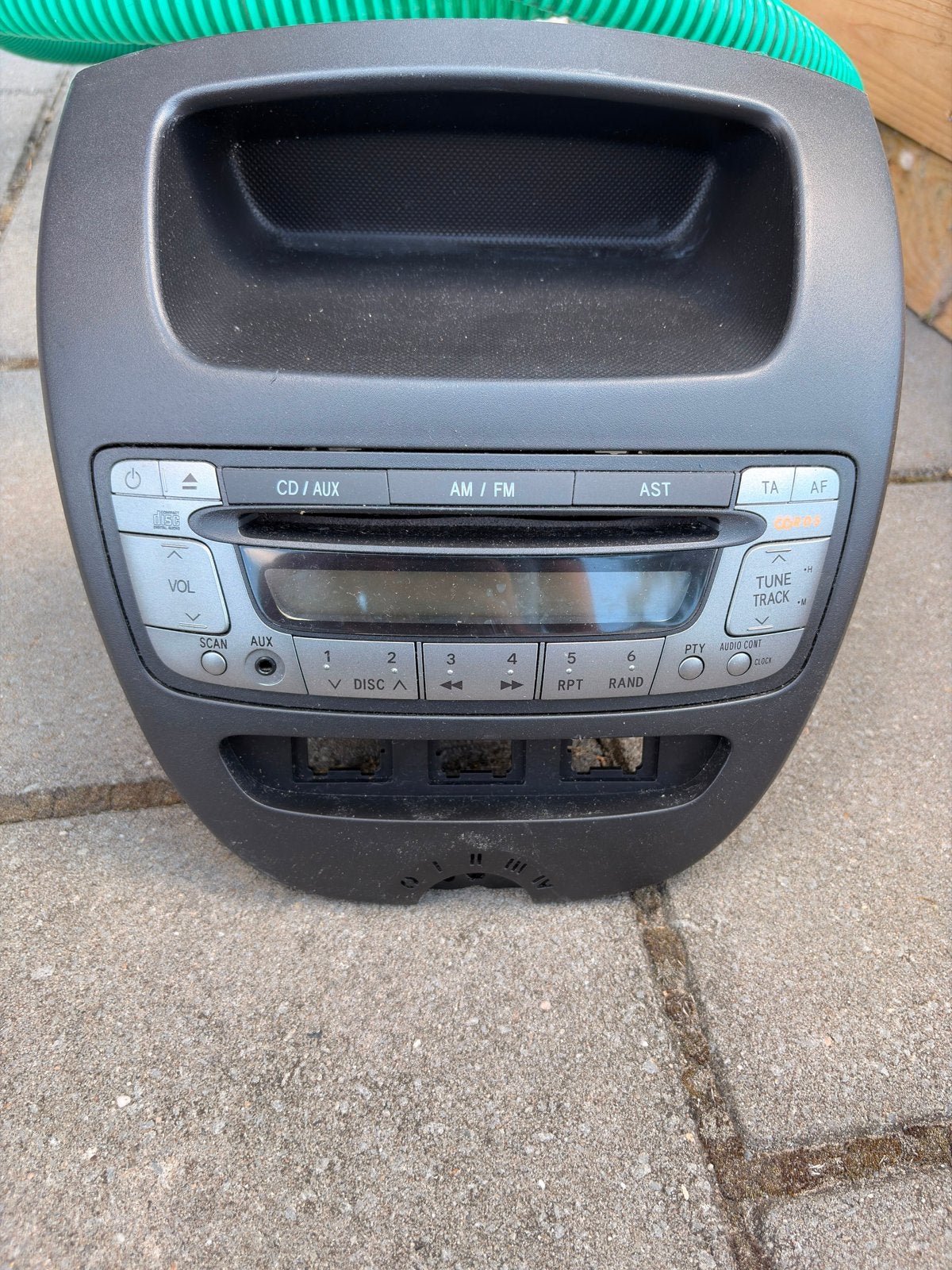 Toyota Aygo/Citroën C1/Peugeot 107 Radio CD/AUX, Ophalen, Gebruikt