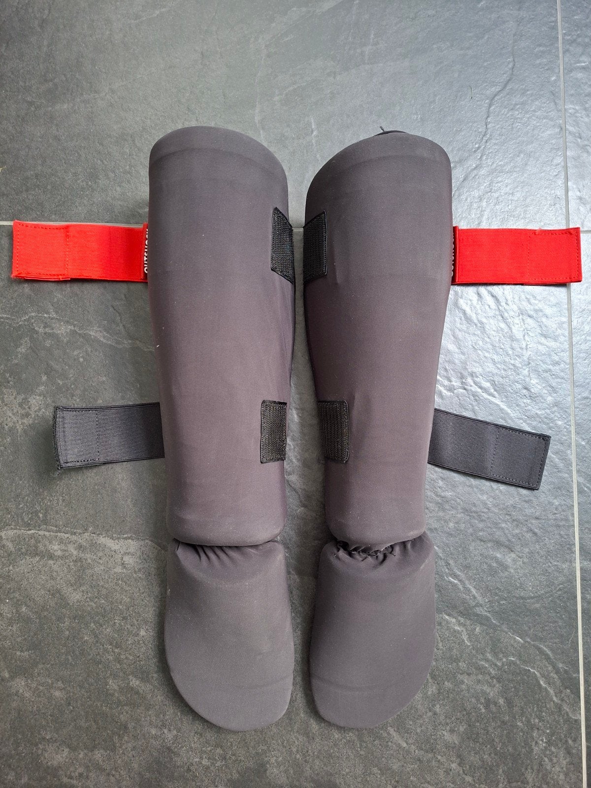 Outstock scheenbeschermers maat S & M, Sport en Fitness, Ophalen of Verzenden, Boksbeschermers