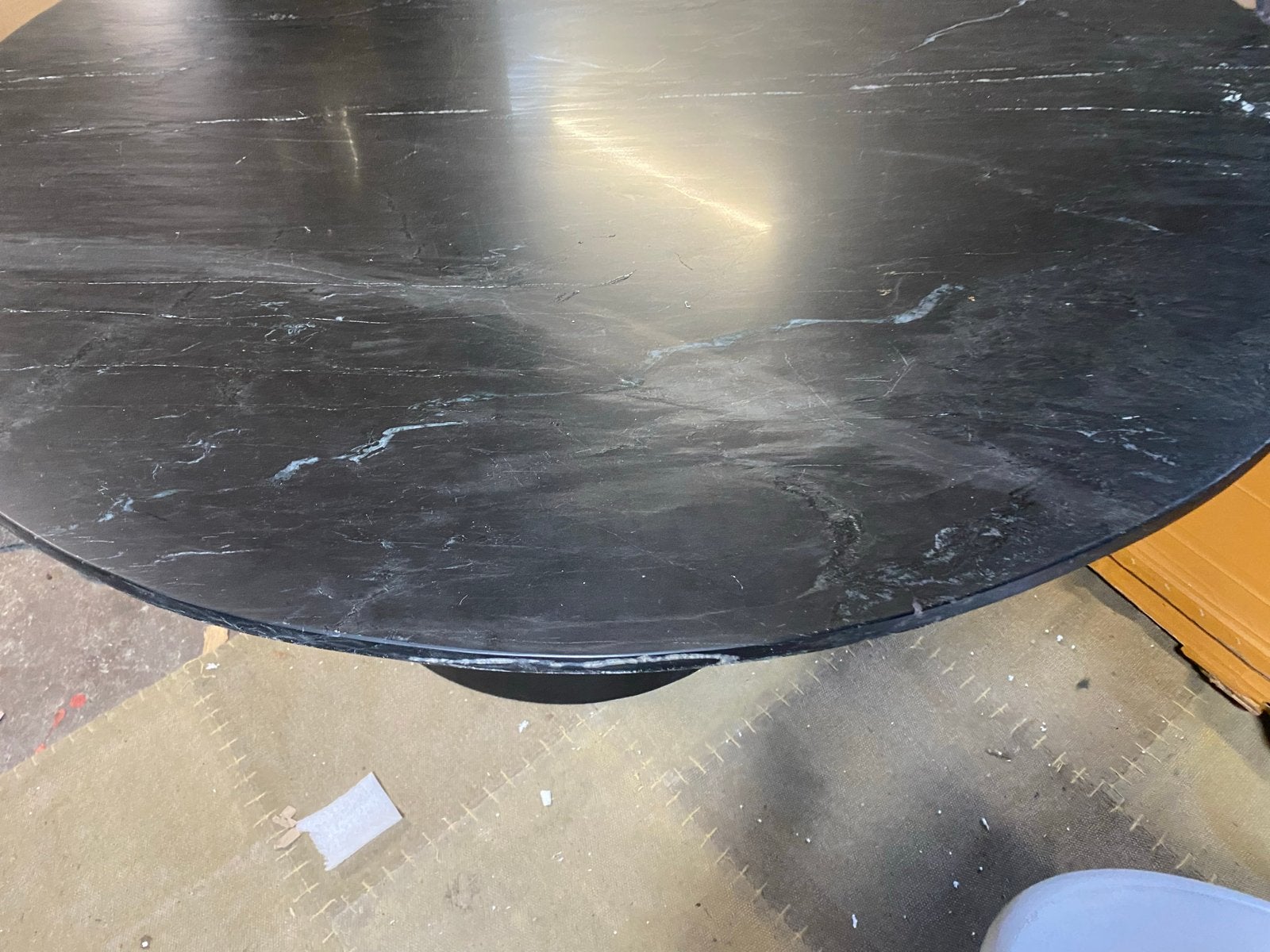 Marmeren eettafel 130cm met zwart stalen poot (B-keus), Ophalen, Rond, Nieuw, Vijf personen of meer