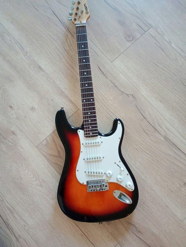 ION elektrische gitaar, Stratocaster-stijl, Ophalen, Zo goed als nieuw, Artiest