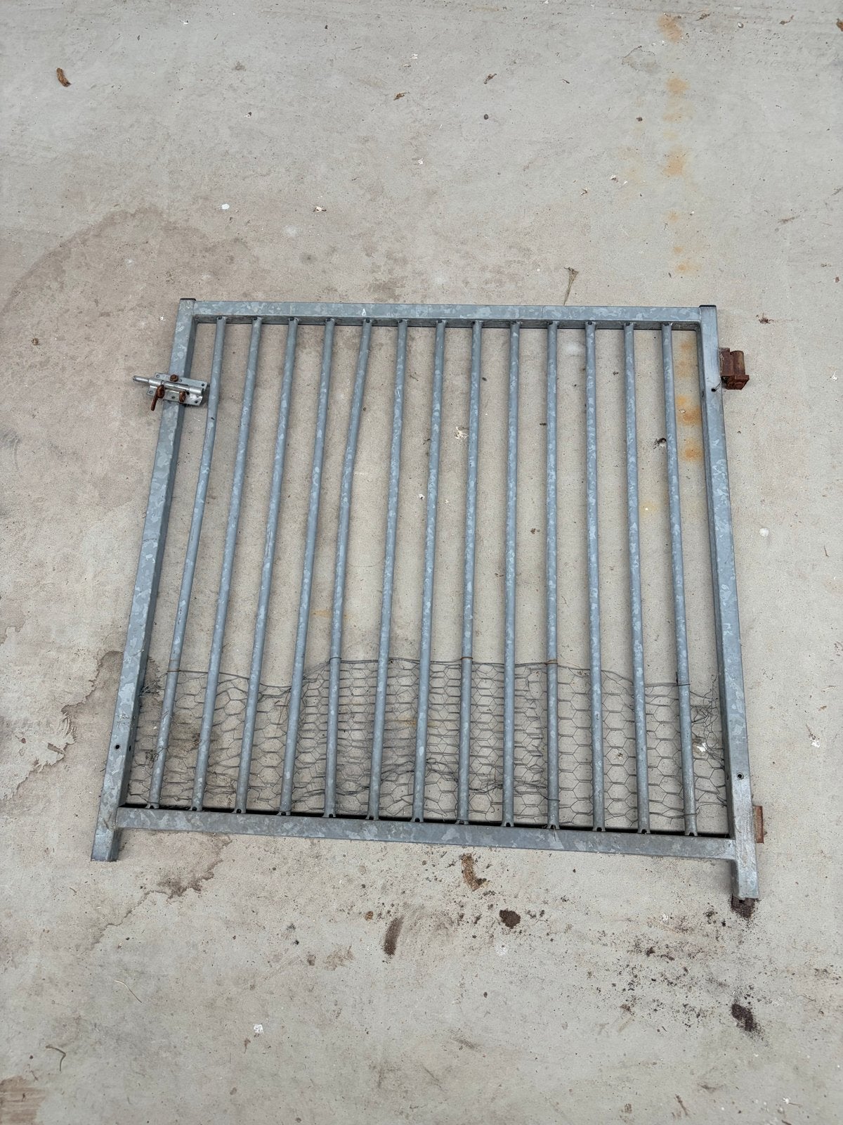 Gebruikt ijzeren gegalvaniseerd hekje 100x100 cm, Tuin en Terras, Ophalen, Met poort, Gebruikt, Spijlenhekwerk