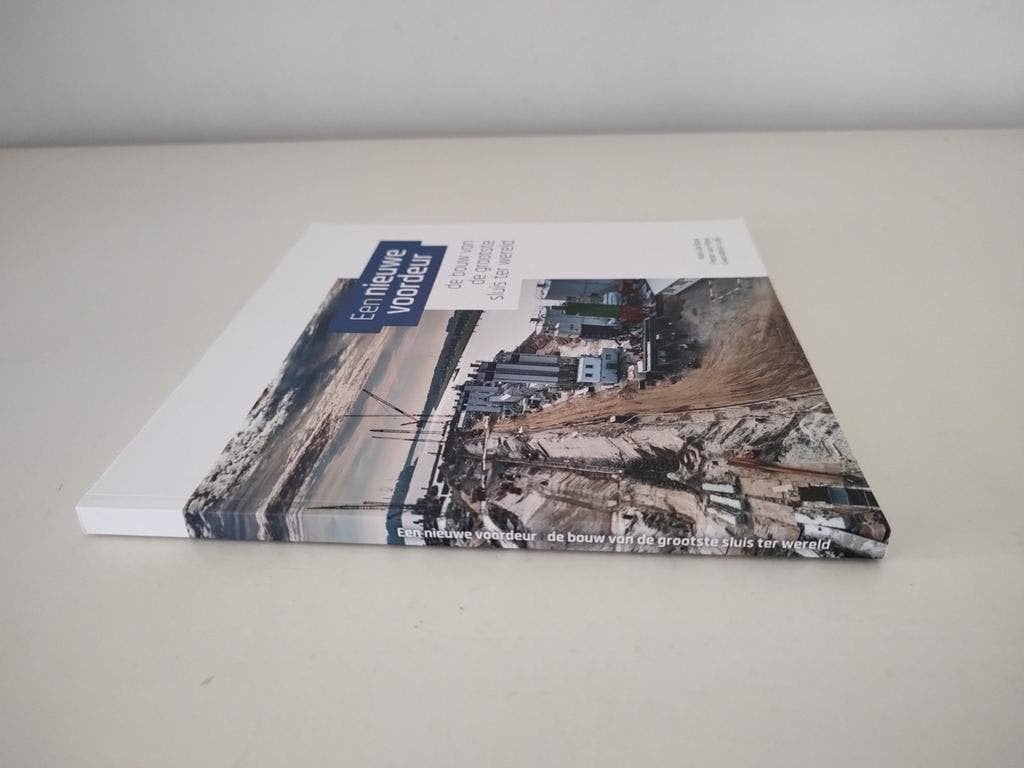 Een nieuwe voordeur - De bouw v/d grootste sluis ter wereld, Ophalen of Verzenden, 20e eeuw of later, Zo goed als nieuw, Kees de Boer, Pieter van Hove en Gwendolyn Luijk