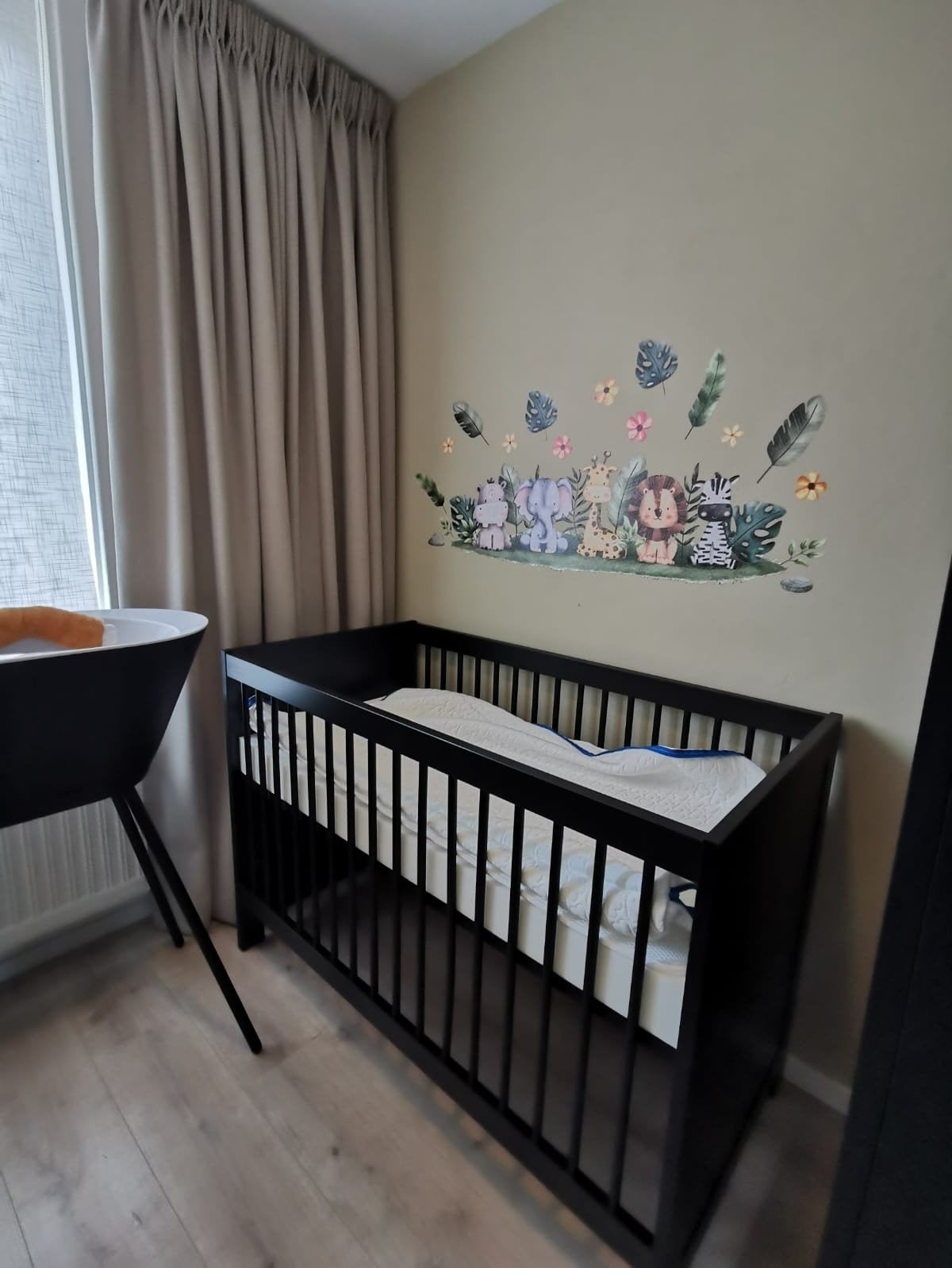 Complete babykamer: wieg, commode, ledikant en evt. badje, Ophalen, Zo goed als nieuw, Jongetje of Meisje