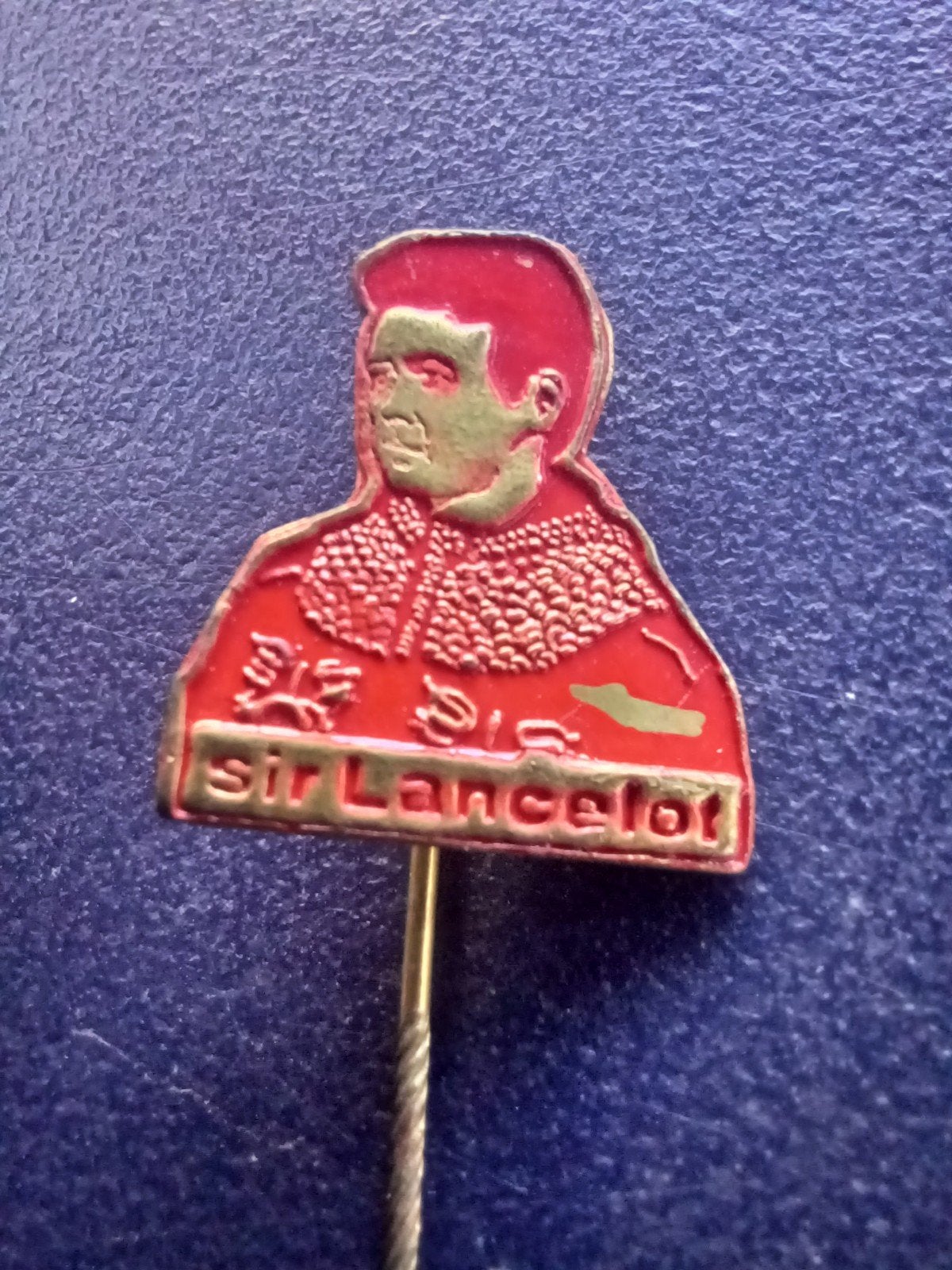 Speldje Sir Lancelot (rood), Ophalen of Verzenden, Gebruikt, Overige onderwerpen, Speldje of Pin