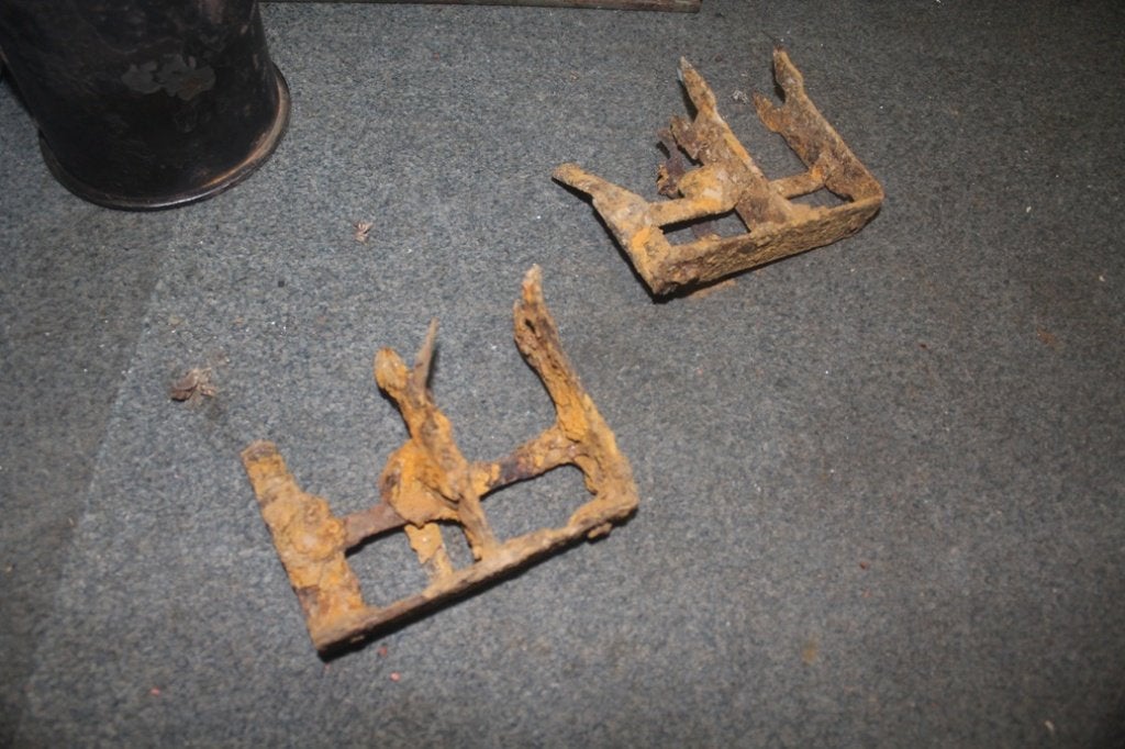 Flak 2cm  magazijnkist klemmen, Verzenden, Duitsland, Hulzen of Bodemvondsten