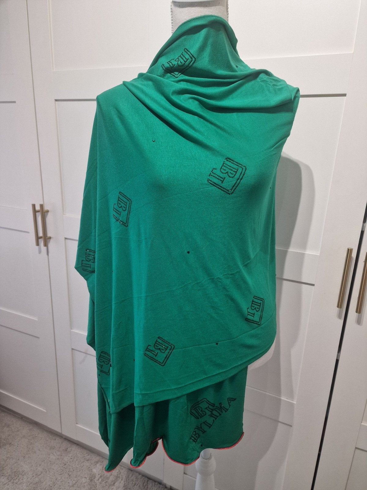 Nieuwe Bylima sjaal - Groen met logo, Kleding | Dames, Bylima, Ophalen of Verzenden, Nieuw, Sjaal