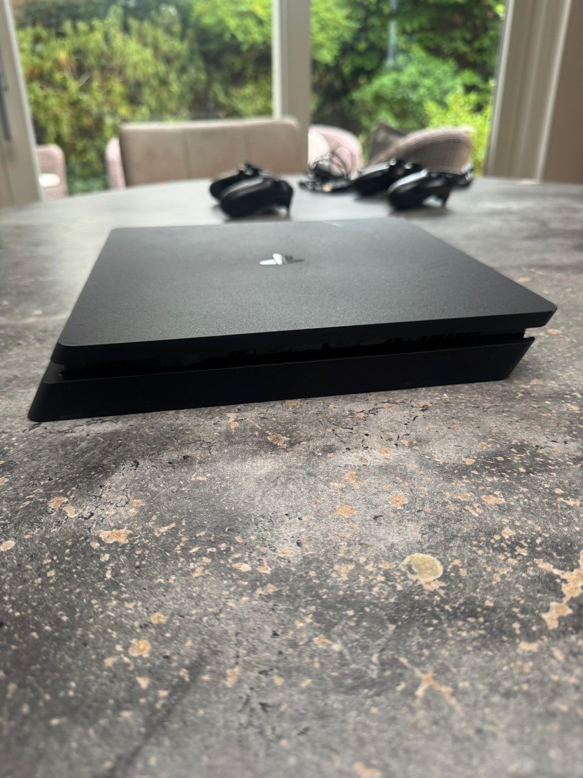 PlayStation 4 Slim met 2 controllers en kabels, Ophalen, Met 2 controllers, Slim, 500 GB