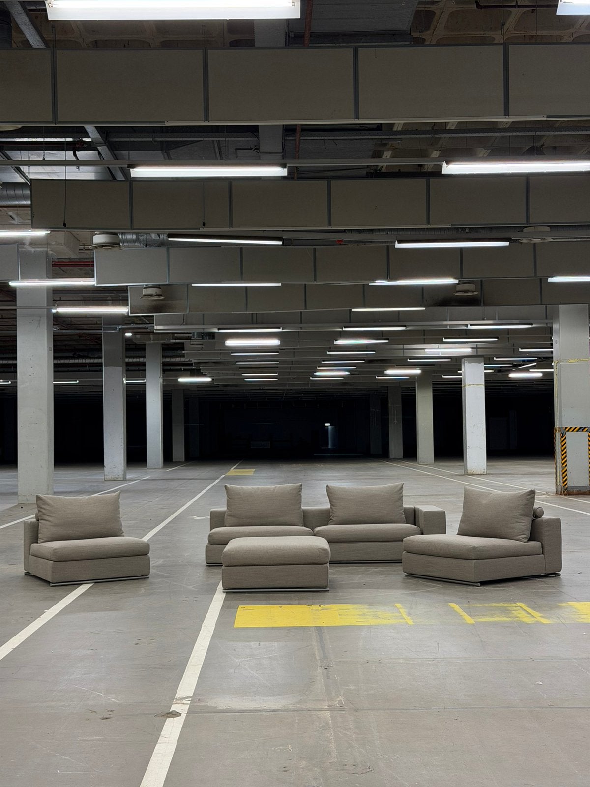 Flexform Groundpiece Bank | Taupe | NIEUWSTAAT + Garantie, Metaal, Hoekbank, 300 cm of meer, Ophalen of Verzenden