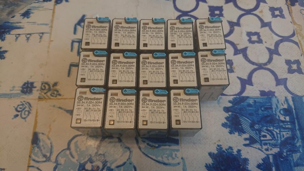 25 stuks 24 volt relais nieuw Omron en Finder, Ophalen of Verzenden, Nieuw
