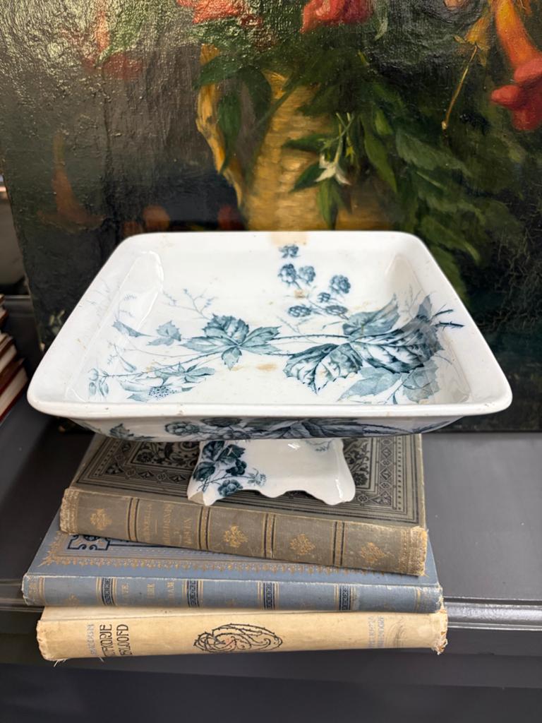 Antieke Villeroy & Boch Rubus schaal op voet, Ophalen of Verzenden