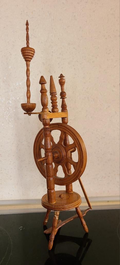 Miniatuur spinnewiel - Decoratief houten model, Hobby en Vrije tijd, Spinnewielen en Spinnen, Ophalen of Verzenden, Gebruikt, Overige typen