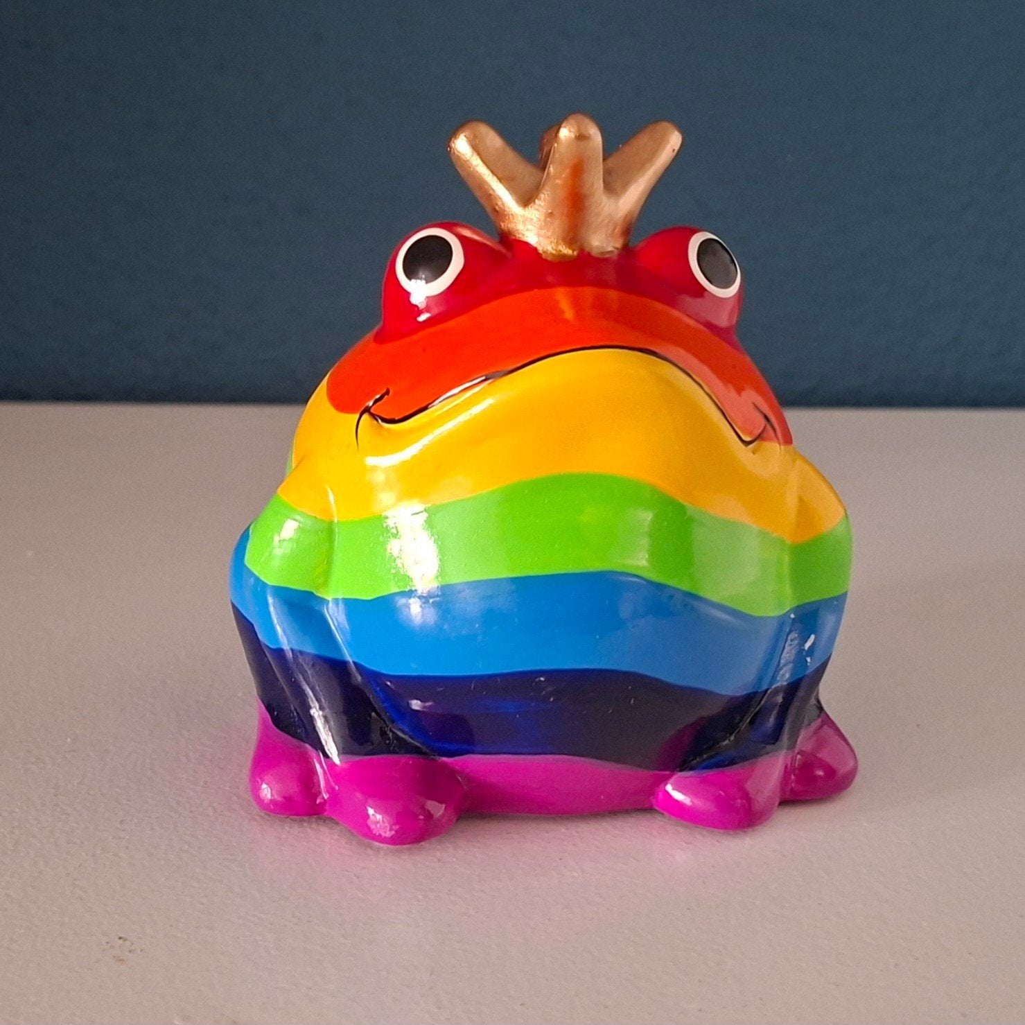 Pomme - Pidou kikker Freddy in de regenboogkleuren, Verzamelen, Ophalen of Verzenden, Nieuw, Steen, Aardewerk of Keramiek, Dier