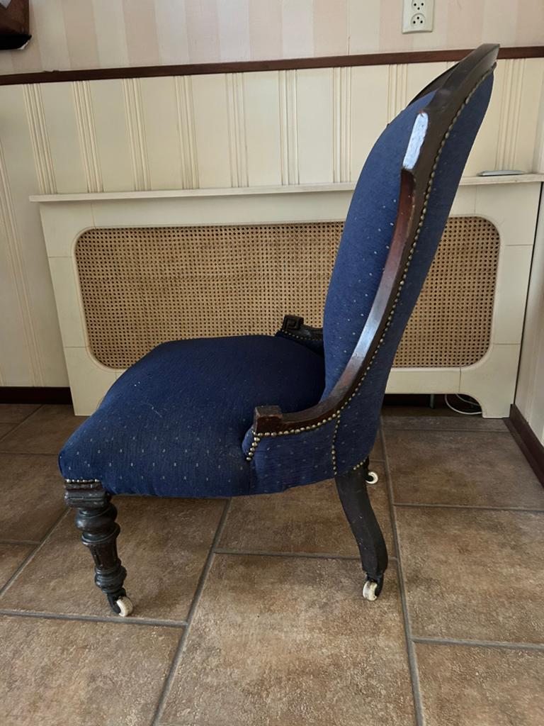 Vintage breistoel – blauw bekleed – sierlijk houtwer, Antiek en Kunst, Ophalen
