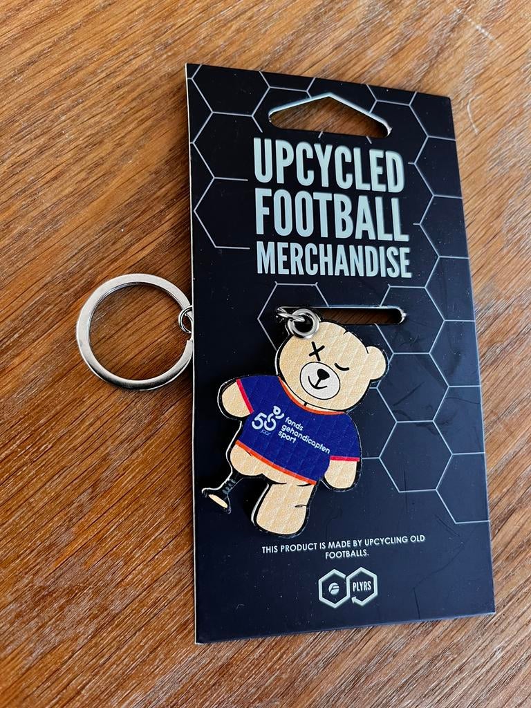 Sleutelhanger beer met kunstbeen van upcycled football, Ophalen of Verzenden, Nieuw, Sport