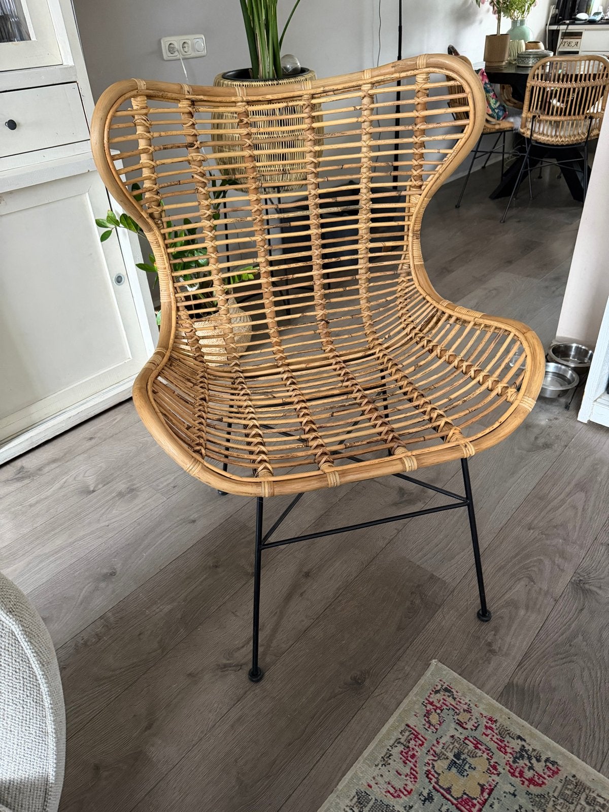 Rotan vlinderstoel met metalen onderstel, Huis en Inrichting, Ophalen, Bruin, Riet of Rotan, Zo goed als nieuw