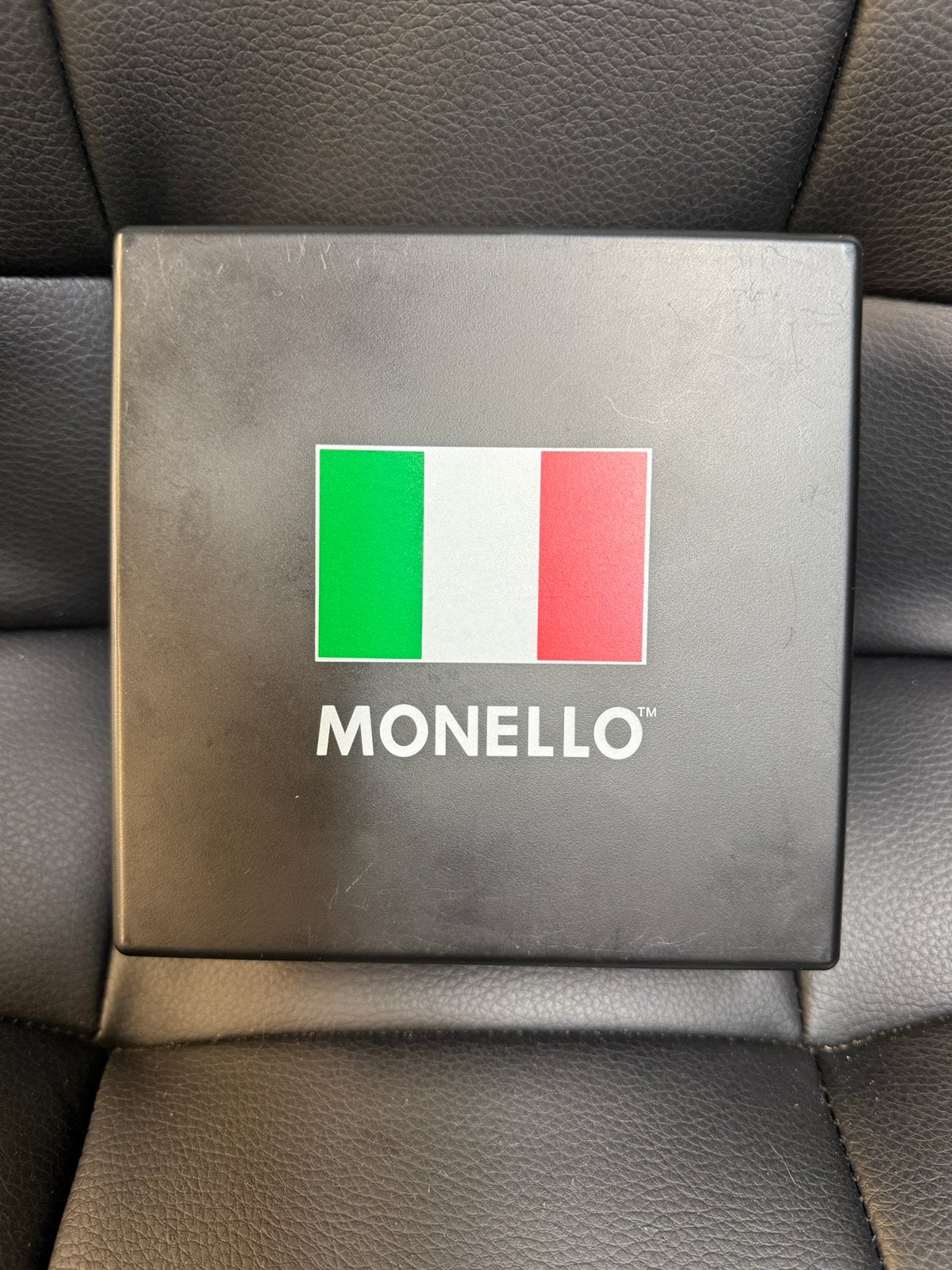 Monello Clay Box met antikleeflaag, Auto diversen, Ophalen of Verzenden