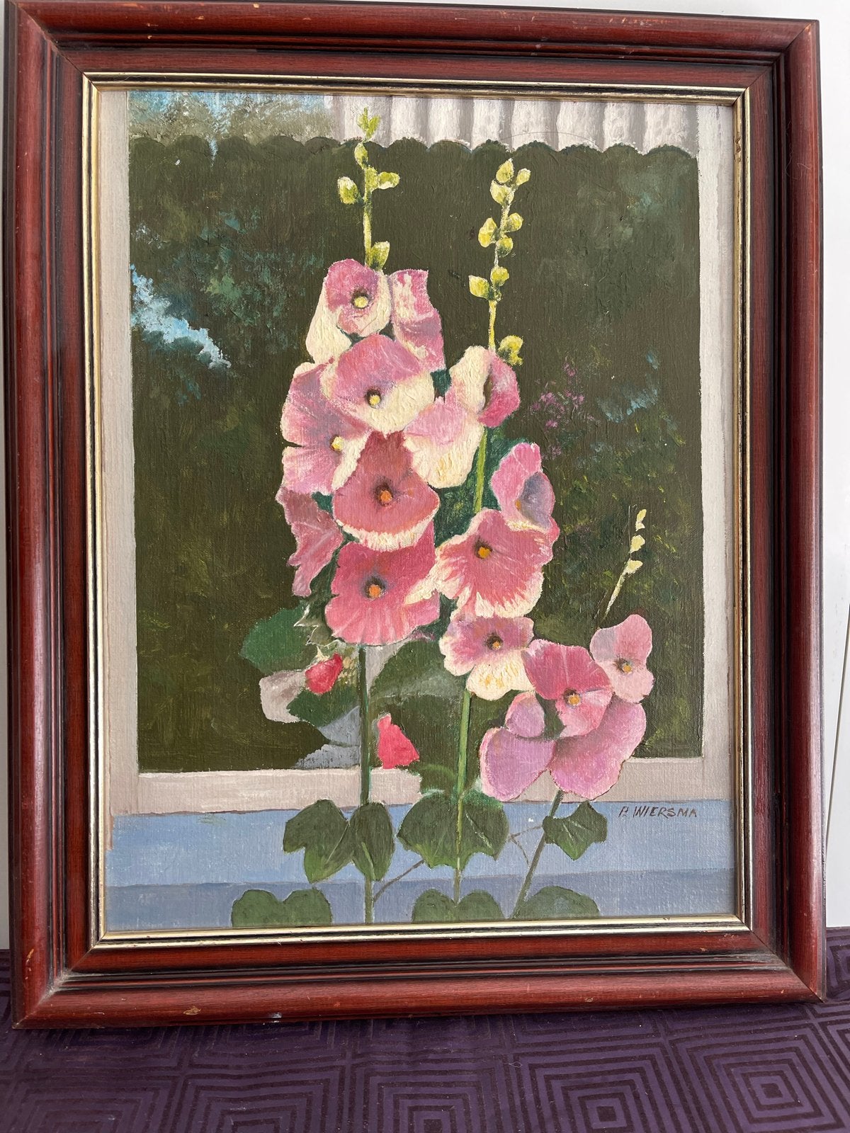 Schilderij van P. Wiersma - Roze Stokrozen voor een Raam, Bloemen, Doek, Realistisch, Ophalen of Verzenden