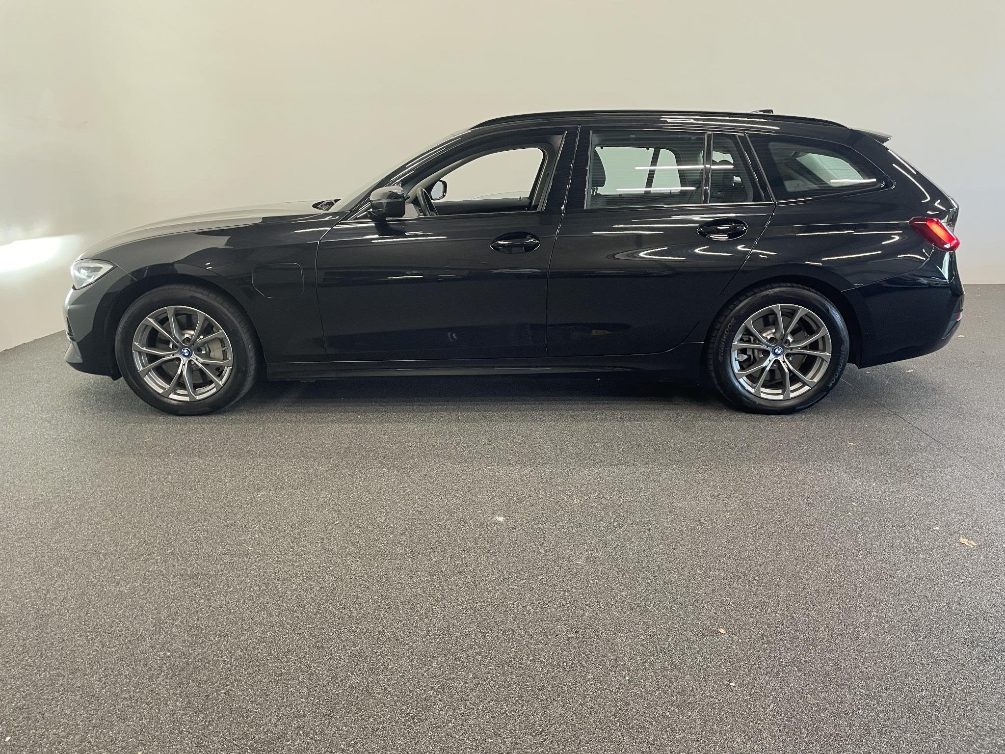 BMW 3-serie Touring 330e Touring SportLine PHEV 292 PK AUT N, Achterwielaandrijving, Gebruikt, Zwart, Plug-in hybride