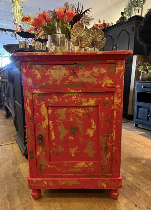 Uniek oud doorleefd kastje, kast rood kunstwerk halkast VdlM, Ophalen, 1 of 2 laden, 50 tot 100 cm, Zo goed als nieuw