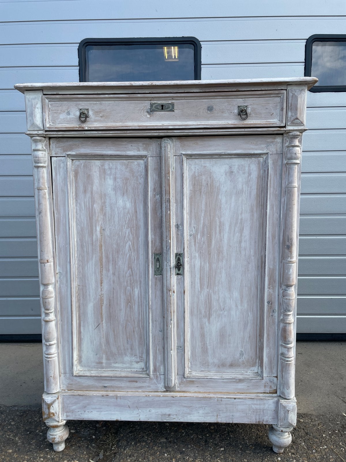Antieke Whitewash Kast - 136x100x41 cm, Antiek en Kunst, Ophalen