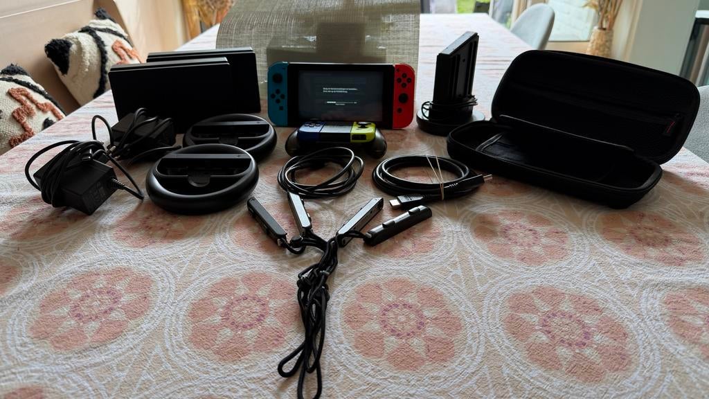 Nintendo Switch Complete Set - 2 Docks, 4 Controllers, 256GB, Spelcomputers en Games, Spelcomputers | Nintendo Switch, Ophalen