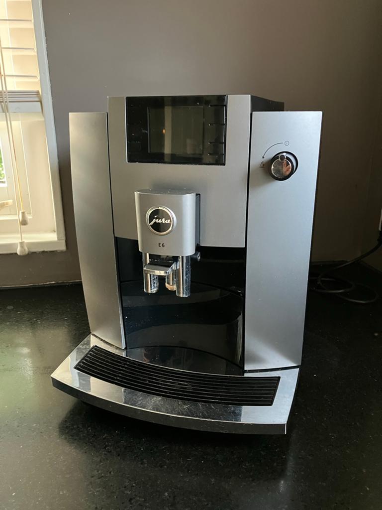 Jura E6 volautomatische Platinum koffiemachine, Witgoed en Apparatuur, Gebruikt, Espresso apparaat, 2 tot 4 kopjes, Afneembaar waterreservoir