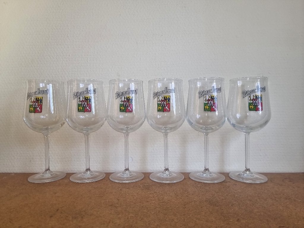 Set van 6 originele Pilsner Urquell bierglazen op voet, Verzamelen, Biermerken, Ophalen, Nieuw, Glas of Glazen, Overige merken