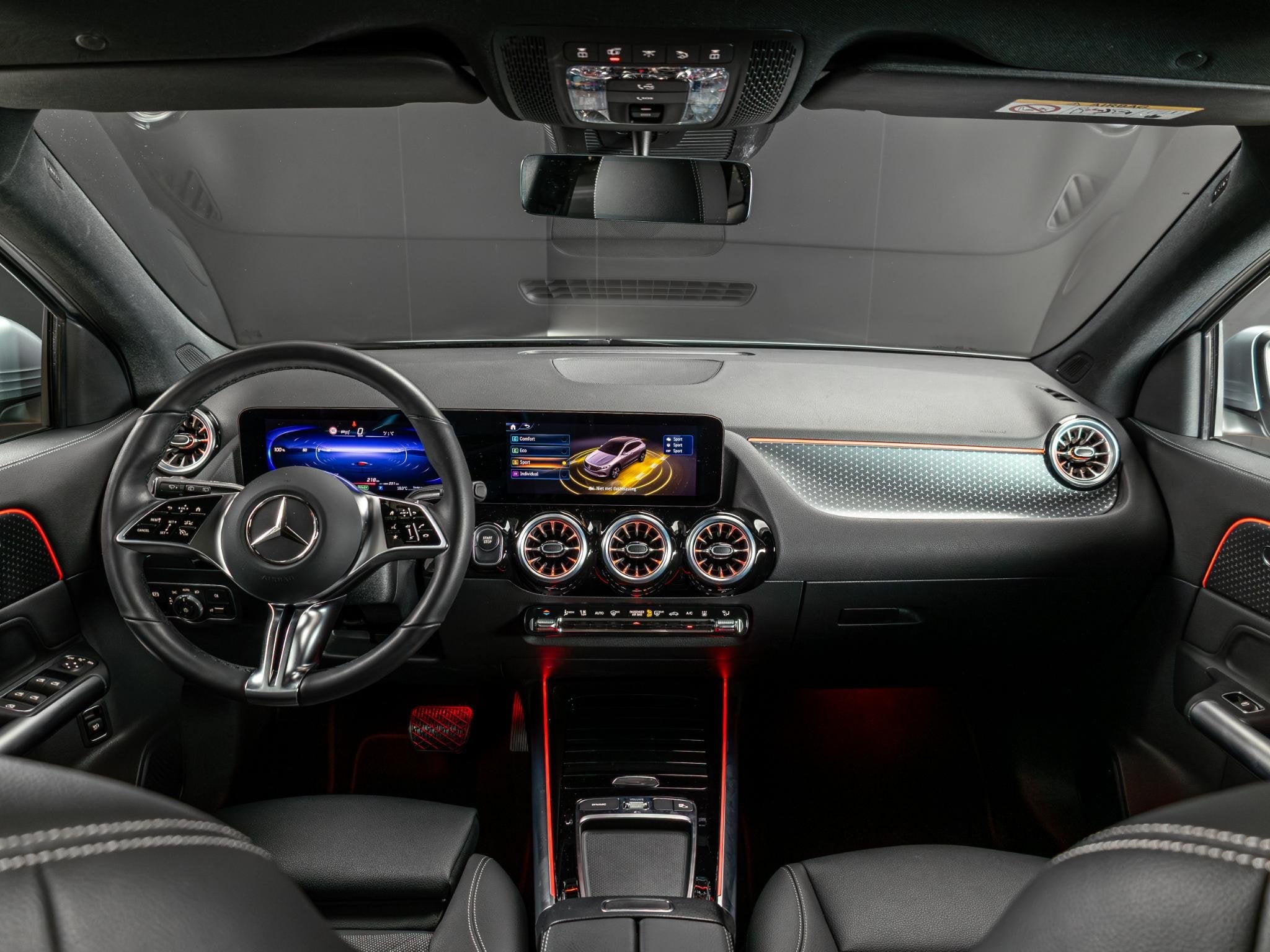 Mercedes-Benz EQA 350 4MATIC Luxury Line 67 kWh Panorama dak, Auto's, Automaat, Stof, 67 kWh, Vierwielaandrijving