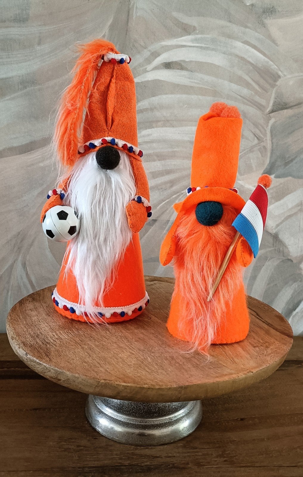 Twee handgemaakte voetbal gnooms van vilt, Ophalen of Verzenden, Nieuw, Versiering