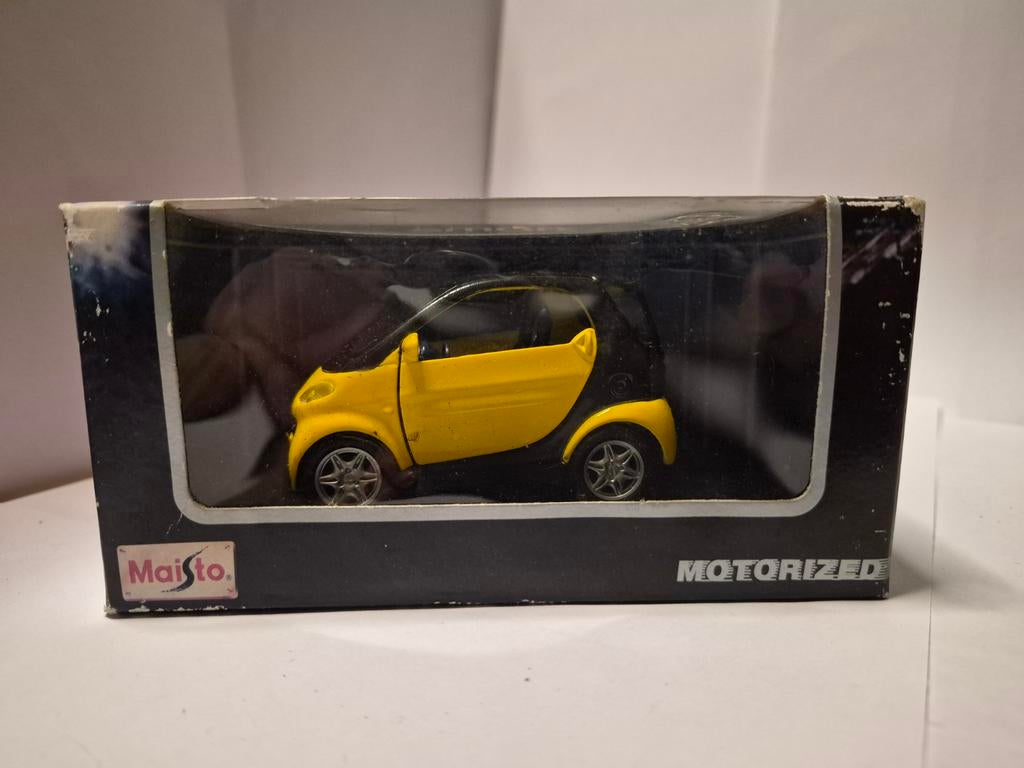 Maisto Smart ForTwo 1:43 Geel, Hobby en Vrije tijd, Ophalen of Verzenden, Nieuw, Auto