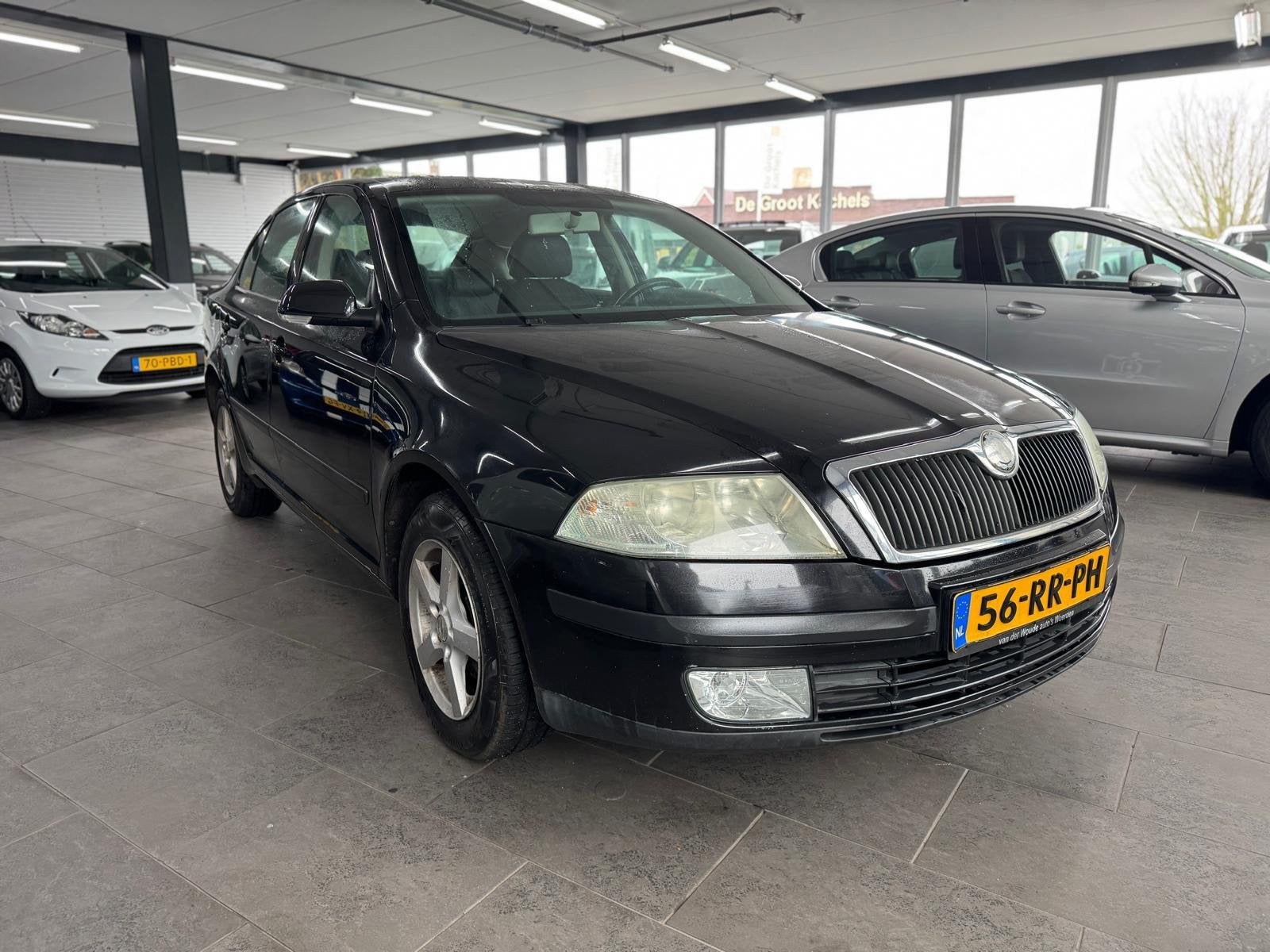 Skoda Octavia 1.6 Ambiente 5-deurs half leer airco elektrisc, Auto's, Dealer onderhouden, Gebruikt, Zwart, 4 cilinders