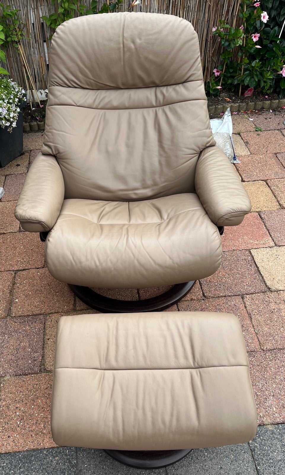 Comfortabele lederen stressless stoel met hocker, Huis en Inrichting, Fauteuils, Ophalen, Zo goed als nieuw, 75 tot 100 cm, 50 tot 75 cm