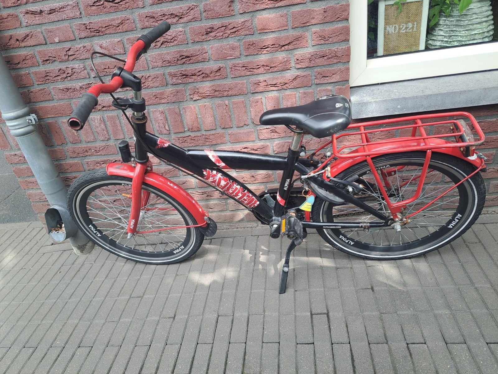 Kinderfiets Yabber rood/zwart 20 inch met bagagedrager, Ophalen, Gebruikt, Alpina  yabber, Terugtraprem