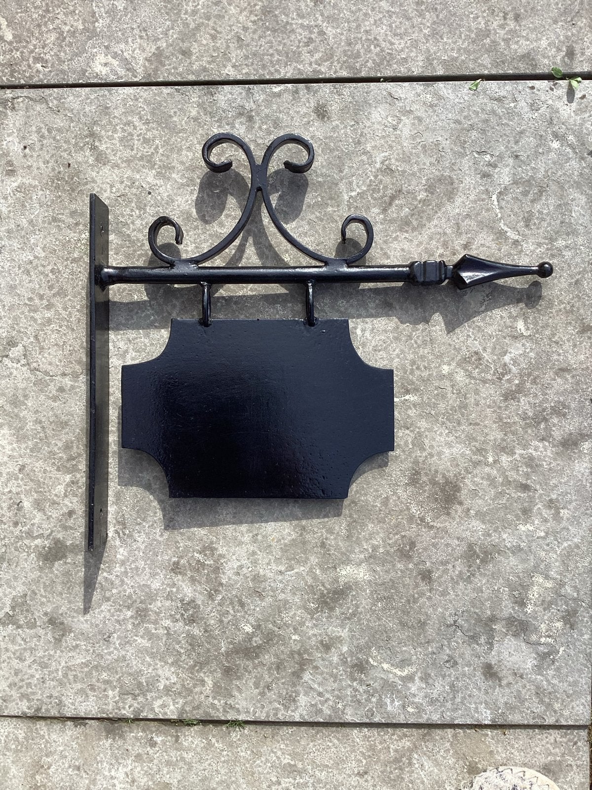 Zwart smeedijzeren uithangbord met sierlijke krullen, Zwart, Ophalen of Verzenden, Metaal, Klassiek