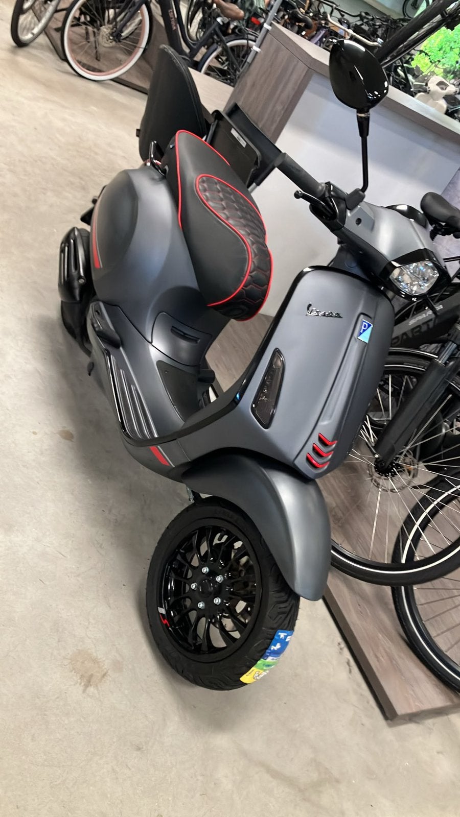 Vespa Sprint Iget E4 brom (zo goed als nieuw gemaakt), Fietsen en Brommers, Scooters | Vespa, Ophalen of Verzenden, Zo goed als nieuw