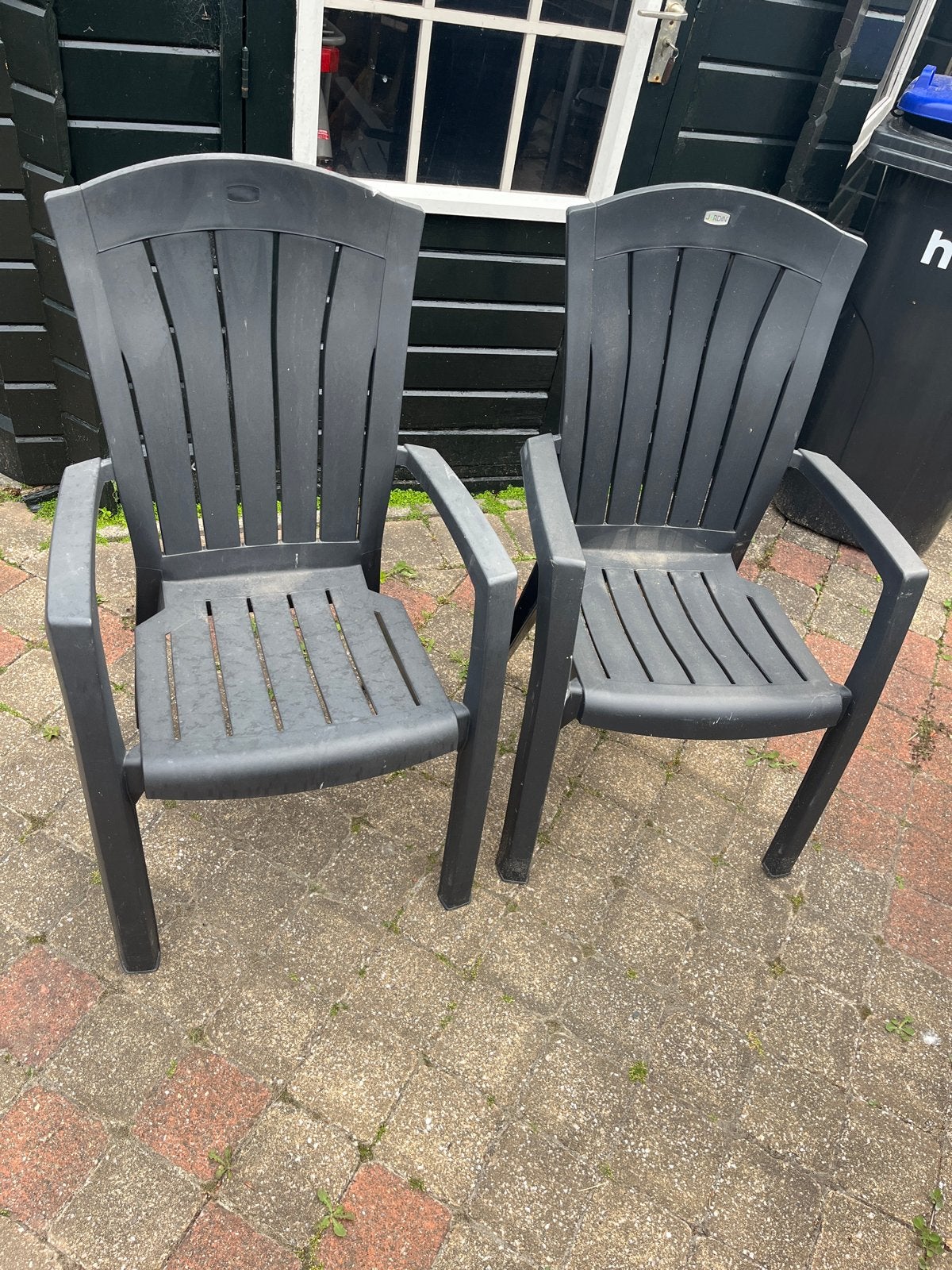 Twee zwarte kunststof tuinstoelen, Tuin en Terras, Tuinstoelen, Ophalen, Gebruikt, Kunststof