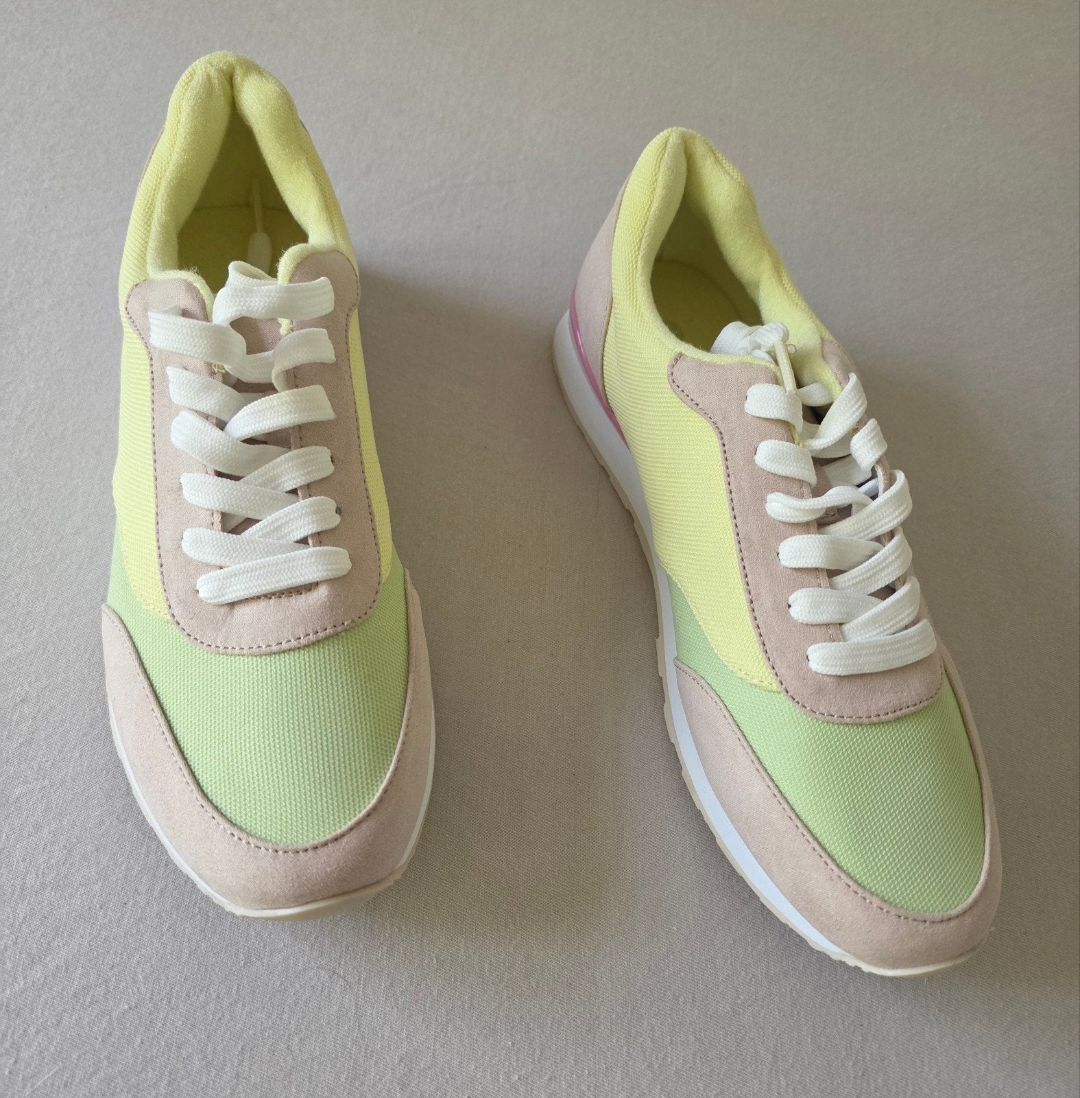 Nieuwe Bonprix sneakers in geel en mintgroen, maat 40, Kleding | Dames, Schoenen, Bonprix, Haldesdorfer Straße 61
22179 Hamburg
Duitsland