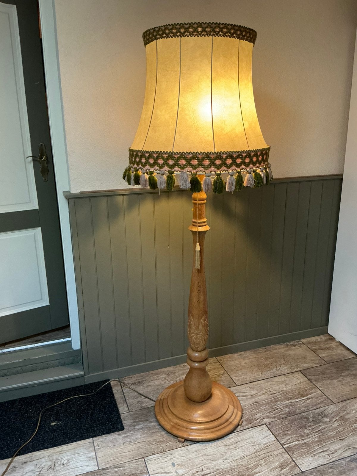Sfeervolle oude vloerlamp ,mooie  bewerkte kap met kwasten, Ophalen, Zo goed als nieuw, Rond