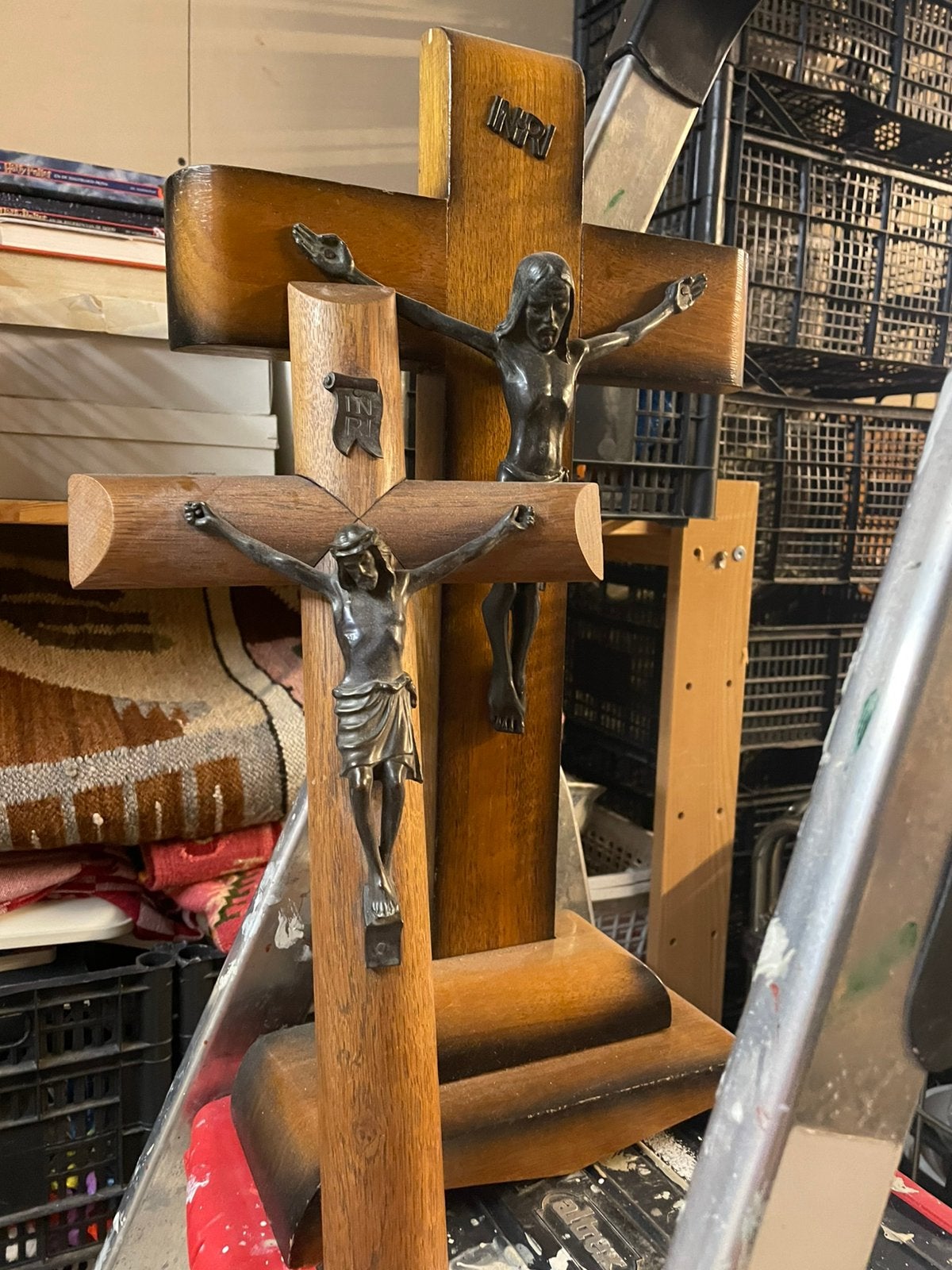 2x jezusbeeld aan kruis hout, Antiek en Kunst, Antiek | Religie, Ophalen of Verzenden