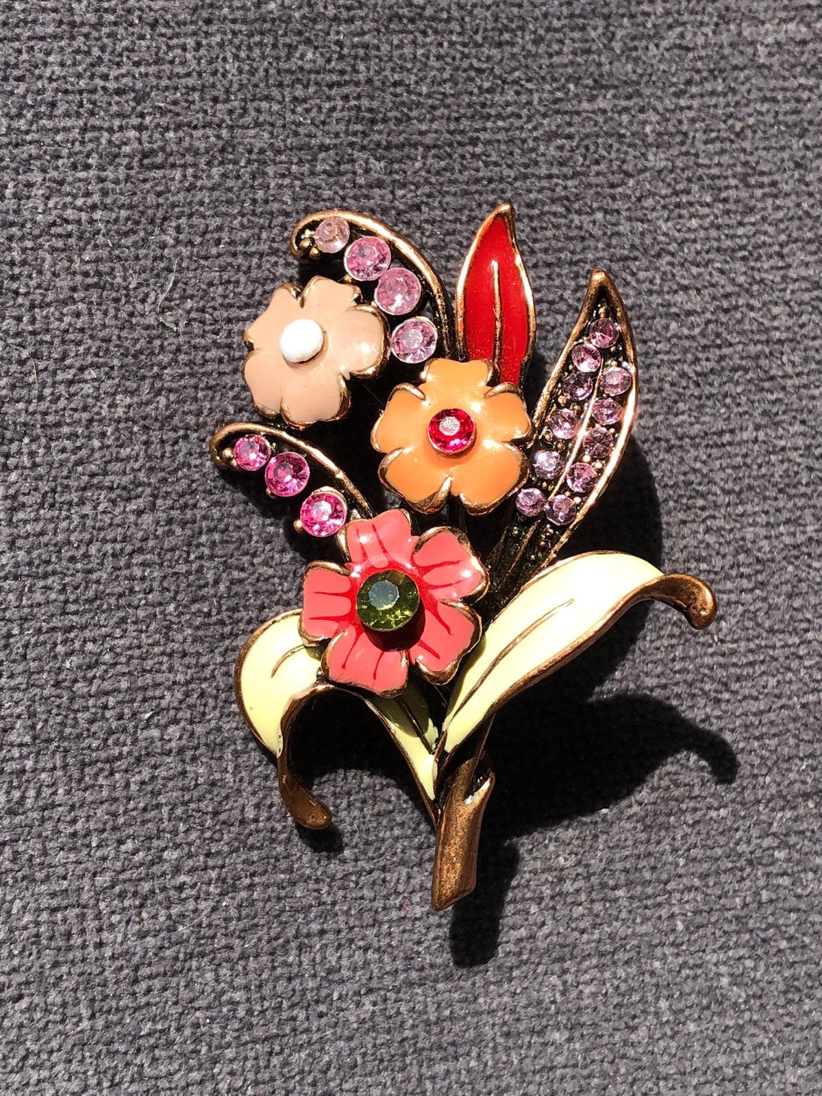 Vintage bloemenbroche strass emaille retro, Sieraden, Tassen en Uiterlijk, Broches, Verzenden, Gebruikt, Roze, Overige materialen