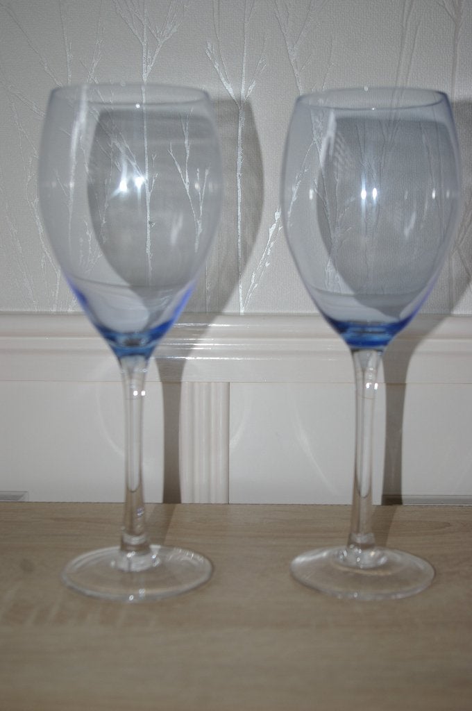 Twee wijnglazen met een blauw effect., Verzamelen, Ophalen of Verzenden, Nieuw, Overige typen