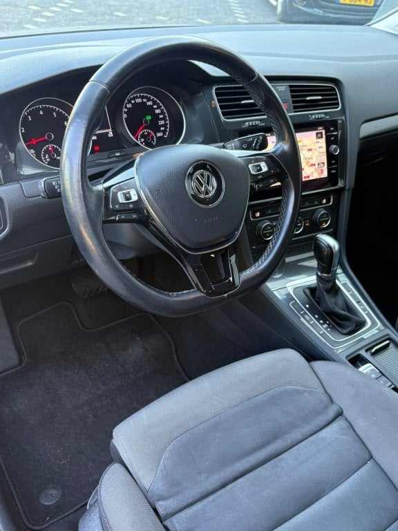 Foto 10 van Volkswagen Golf 1.0 TSI HighLine DAB Stoelvw PDC ACC Massage