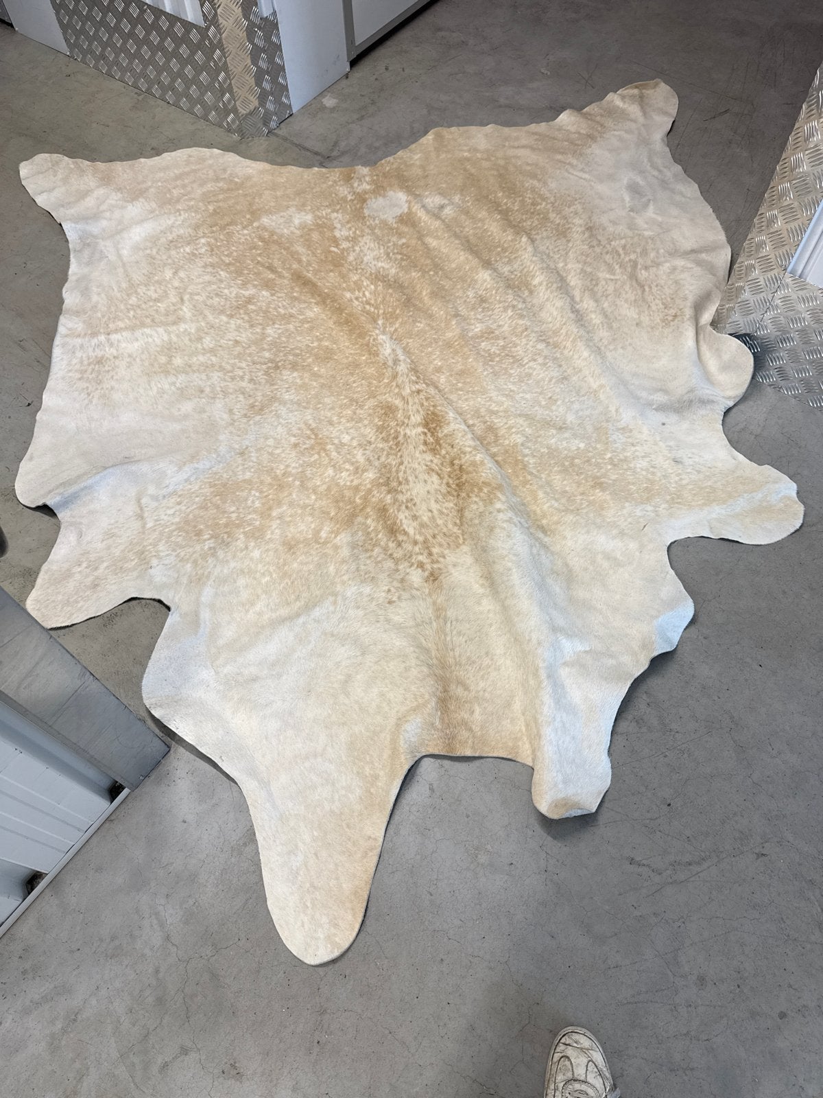 crèmekleurig koeienhuid vloerkleed, Huis en Inrichting, Stoffering | Tapijten en Kleden, 100 tot 150 cm, Ophalen of Verzenden