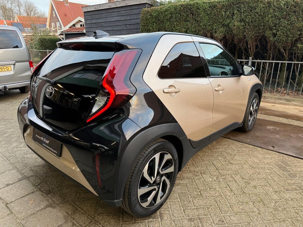 Toyota Aygo X 1.0 VVT-i S-CVT AUTOMAAT|ACC/CARPLAY/CAMERA|KM, Gebruikt, Automatische klimaatregeling, Bruin, 4 stoelen