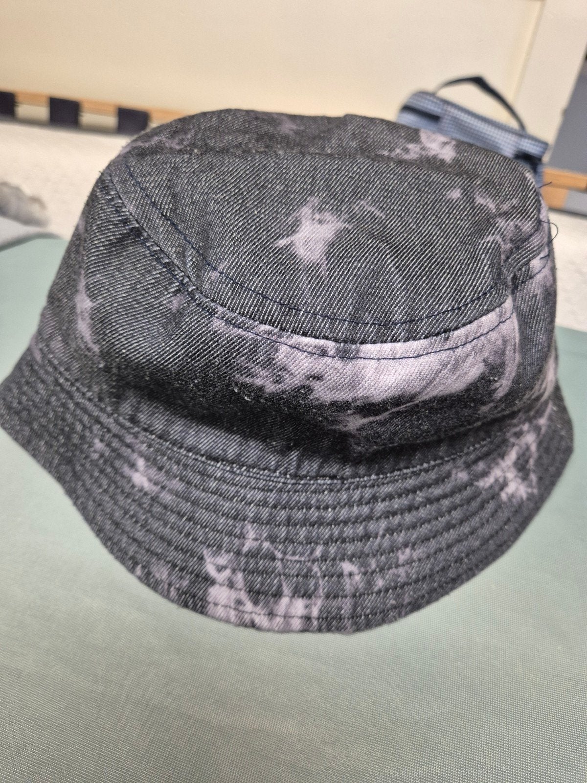 Zwarte bucket hat met tie-dye patroon - Maat S, Ophalen of Verzenden, Gedragen, Hoed