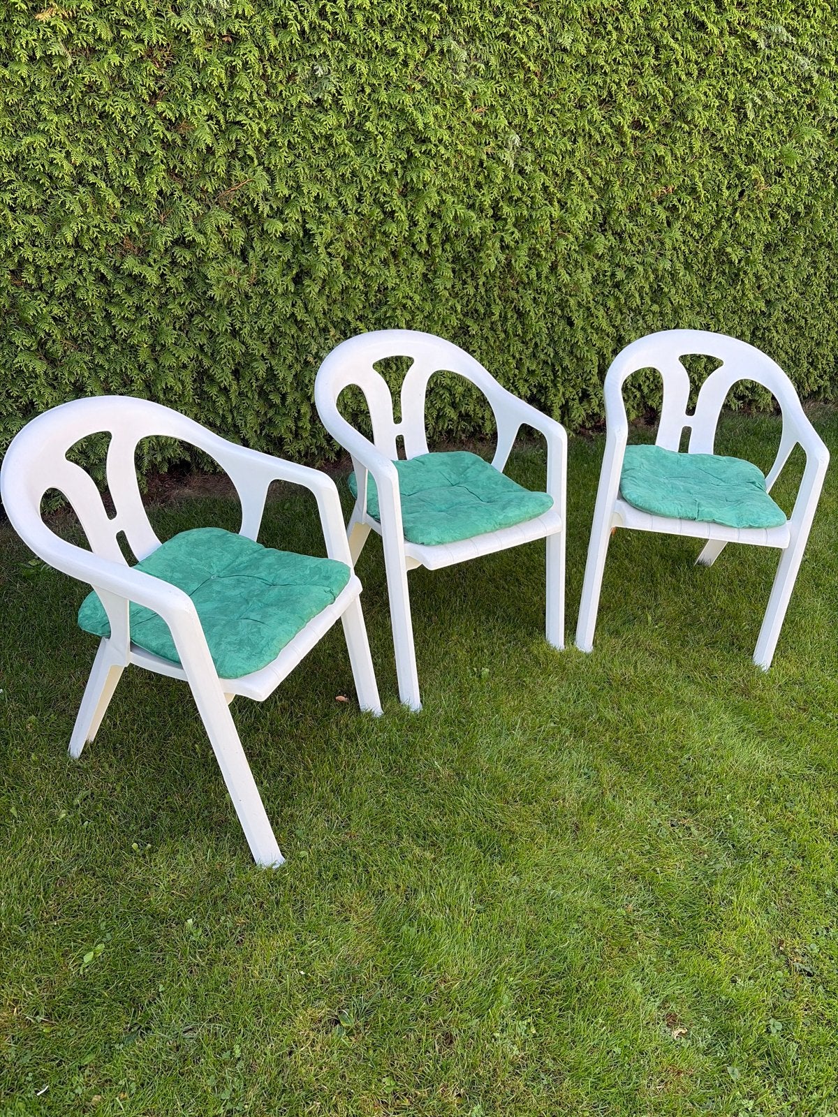 3 Witte plastic tuinstoelen met groene kussens, Tuin en Terras, Tuinstoelen, Ophalen, Gebruikt, Plastic