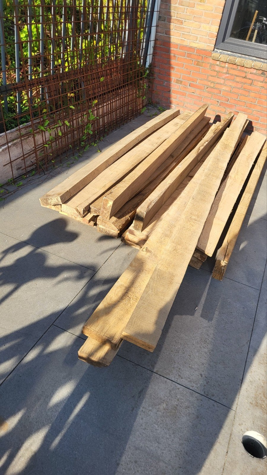 Partij eikenhouten balken en planken voor meubels, Doe-het-zelf en Verbouw, Hout en Planken, Ophalen, Eiken, Balk, 50 mm of meer